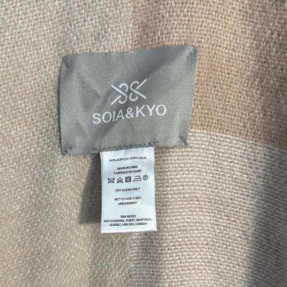 Elegant Tan and Cream Poncho - Picture 2 of 2